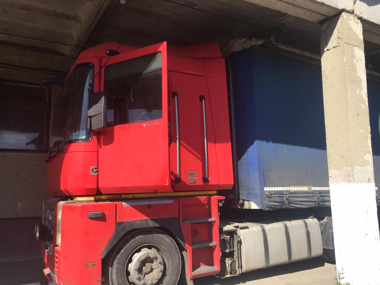 Через контрабандні сигарети українець втратив на кордоні з Румунією вантажівку (ФОТО)