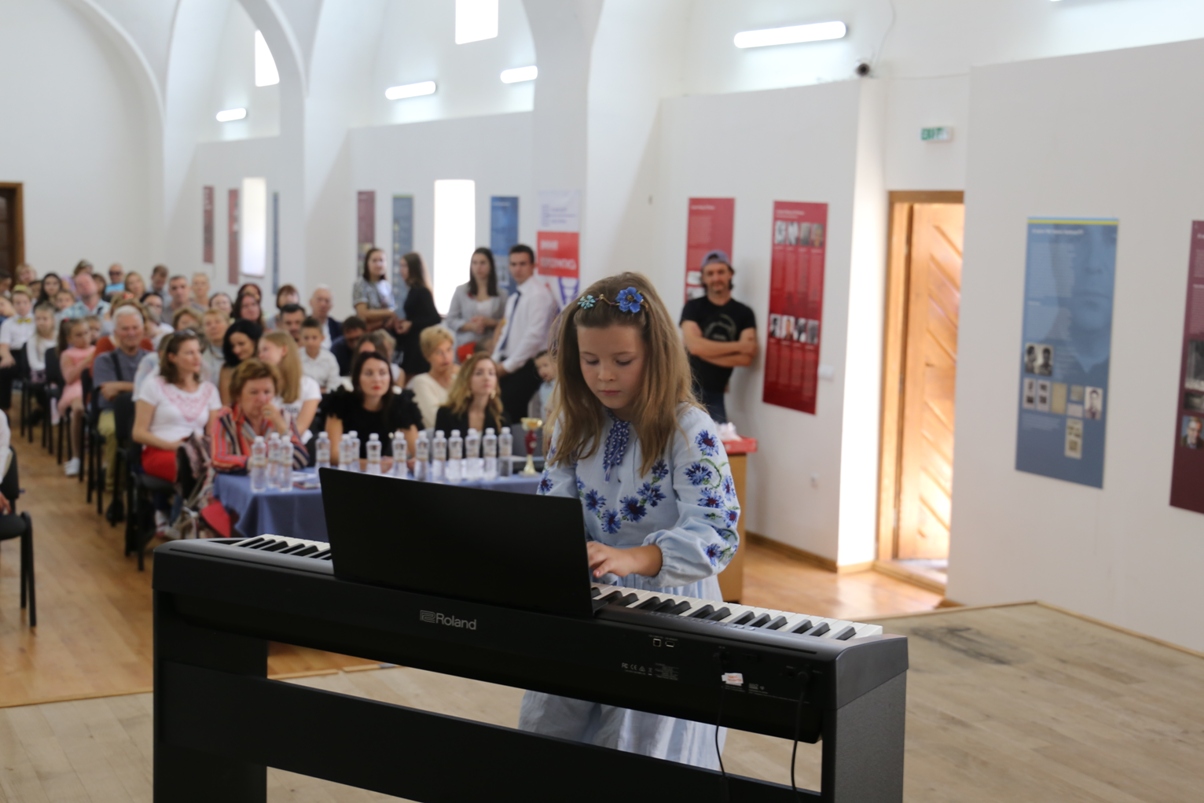 Фестиваль вуличного піаніно проходить з нагоди Дня міста в Ужгороді (ФОТО)