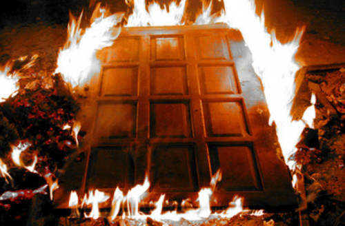 У Мукачеві пожежа знищила вхідні двері в ювелірну крамницю