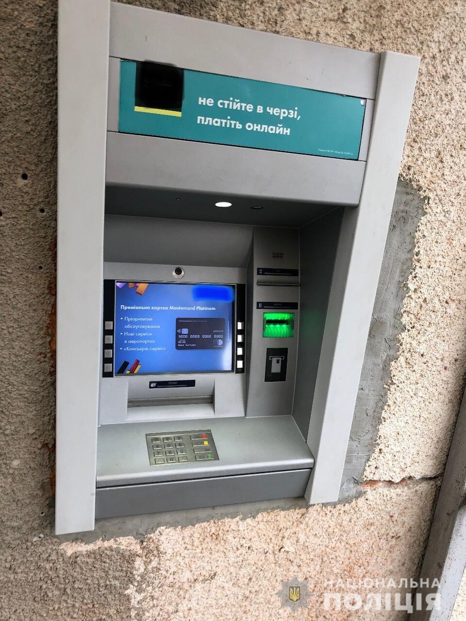 Житель Великоберезнянщини "викрав" з банкомату 5 тис грн, які не забрав їх власник