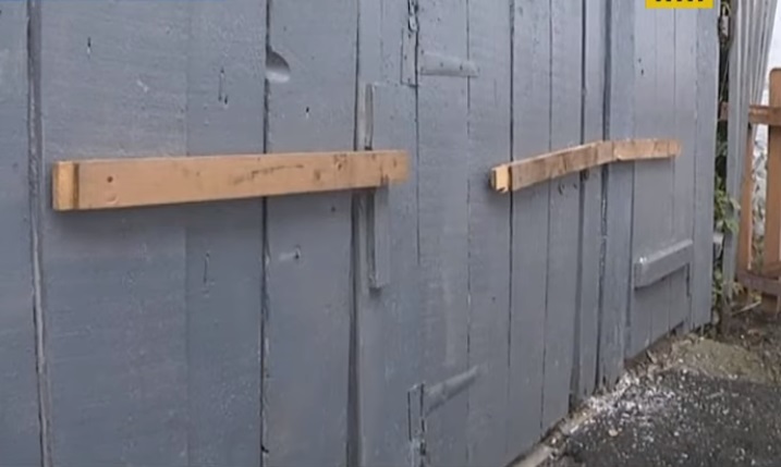 Туалет в школі Заброді на Хустщині, у вигрібну яму якого втрапив першокласник, забили дошками (ВІДЕО)