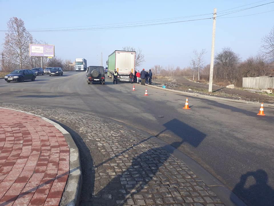 Чоловік, якого зачепила вантажівка у Мукачеві, помер у лікарні (ФОТО)