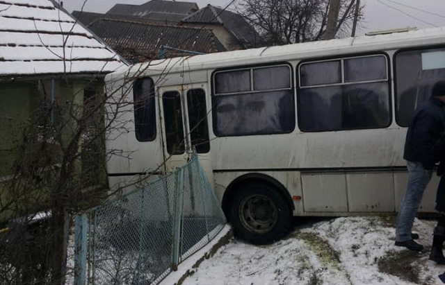 ФОТОФАКТ. У Пацканьові на Ужгородщині автобус "зіслизнув" з дороги на приватне подвір'я