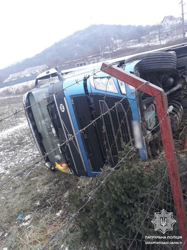 У Мукачеві водій фури, не впоравшись із керуванням, перекинувся на узбіччя (ФОТО)