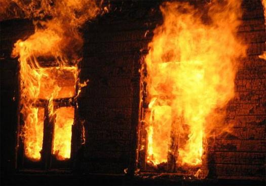 В Іршаві встановлюють причину пожежі в будинку, під час якої жінка отримала опіки
