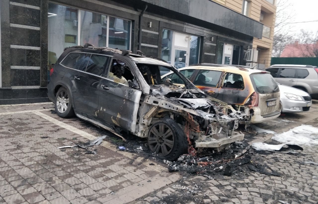 В Ужгороді спалили Mercedes дипломата (ФОТО, ВІДЕО)