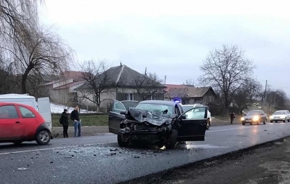 У Березинці на Мукачівщині лоб в лоб зіткнулися два авто (ФОТО, ВІДЕО)