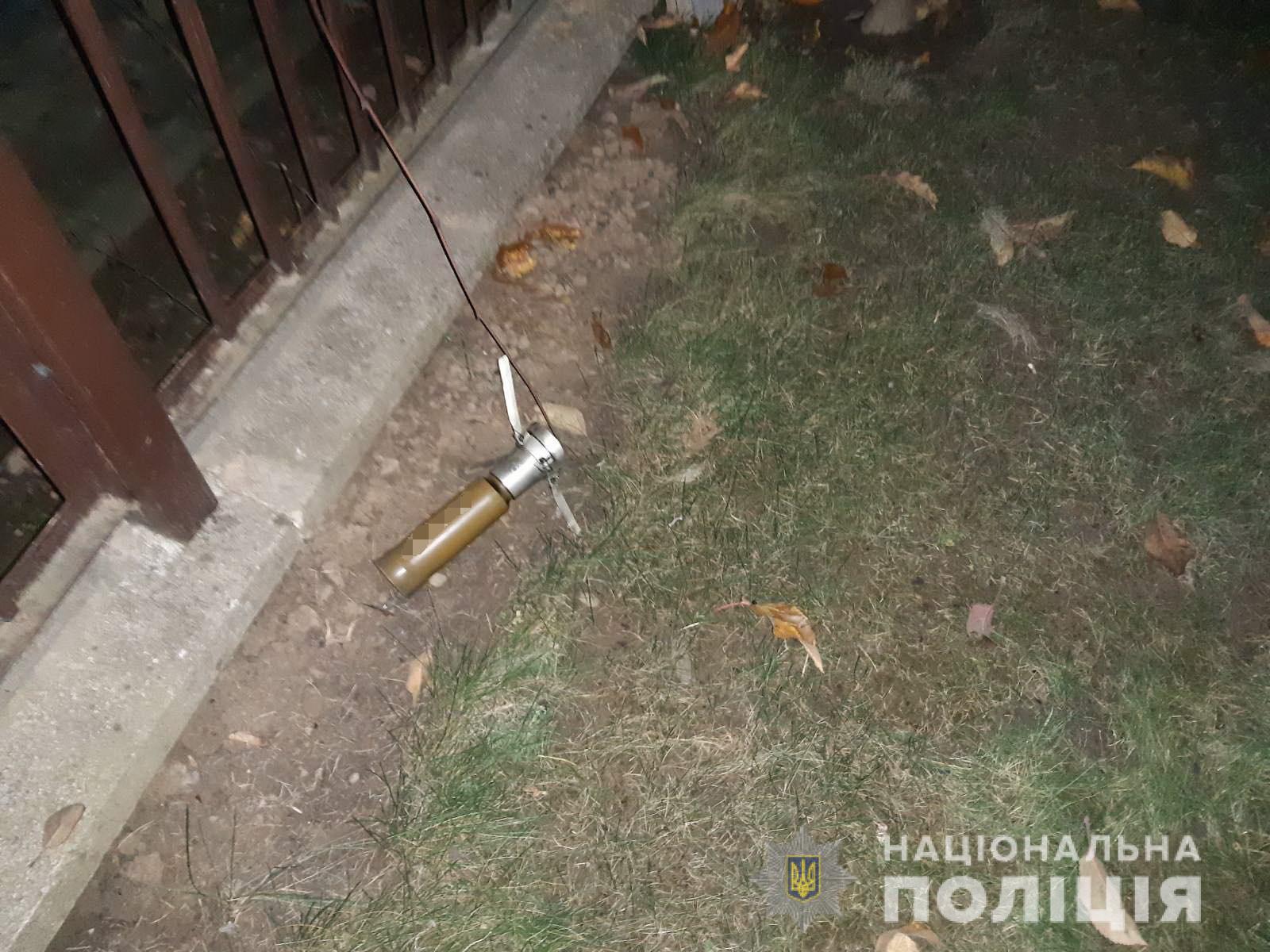 У Мукачеві за пів години до Нового року невідомий вистрілив з гранатомета в приватне обійстя (ФОТО)