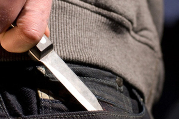 У Рахові під час документування вуличної бійки п'яний молодик кинувся з ножем на поліцейських