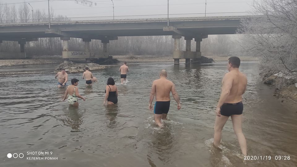 Жителі Хуста пірнали у крижану воду річки (ФОТО, ВІДЕО)
