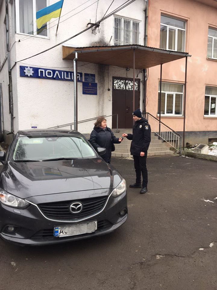 Викрадену у Мукачеві "Мазду" знайшли в одному з гаражів у Сваляві (ФОТО)