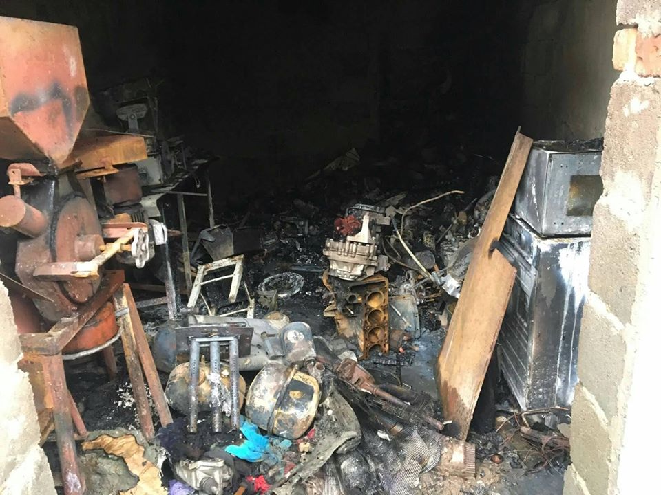У Виноградові згоріла кімната літньої кухні, але від знищення вогнем врятували будинок (ФОТО)