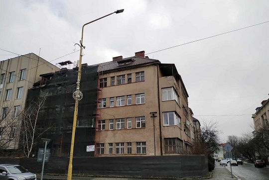 В Ужгороді перевіряли законність надбудови та облаштування мансарди у будівлі поліклініки на Гошовського