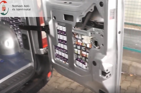 Одразу у двох пунктах пропуску угорці знайшли в мікроавтобусах сигарети, що контрабандою везли з Закарпаття (ВІДЕО)