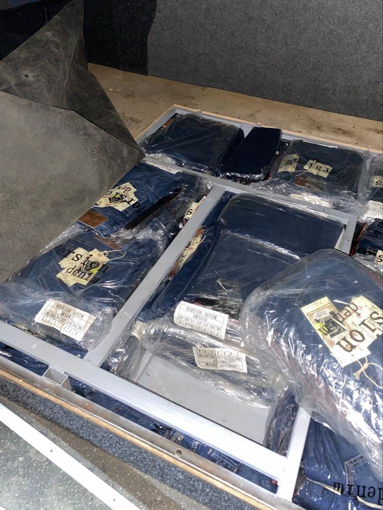 У подвійному днищі мікроавтобуса на кордоні на Закарпатті знайшли 425 прихованих пар джинсів (ФОТО)