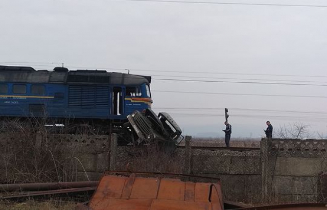 На Тячівщині поїзд переїхав автівку, місцеві ЗМІ повідомляють про 2 жертви (ФОТО)