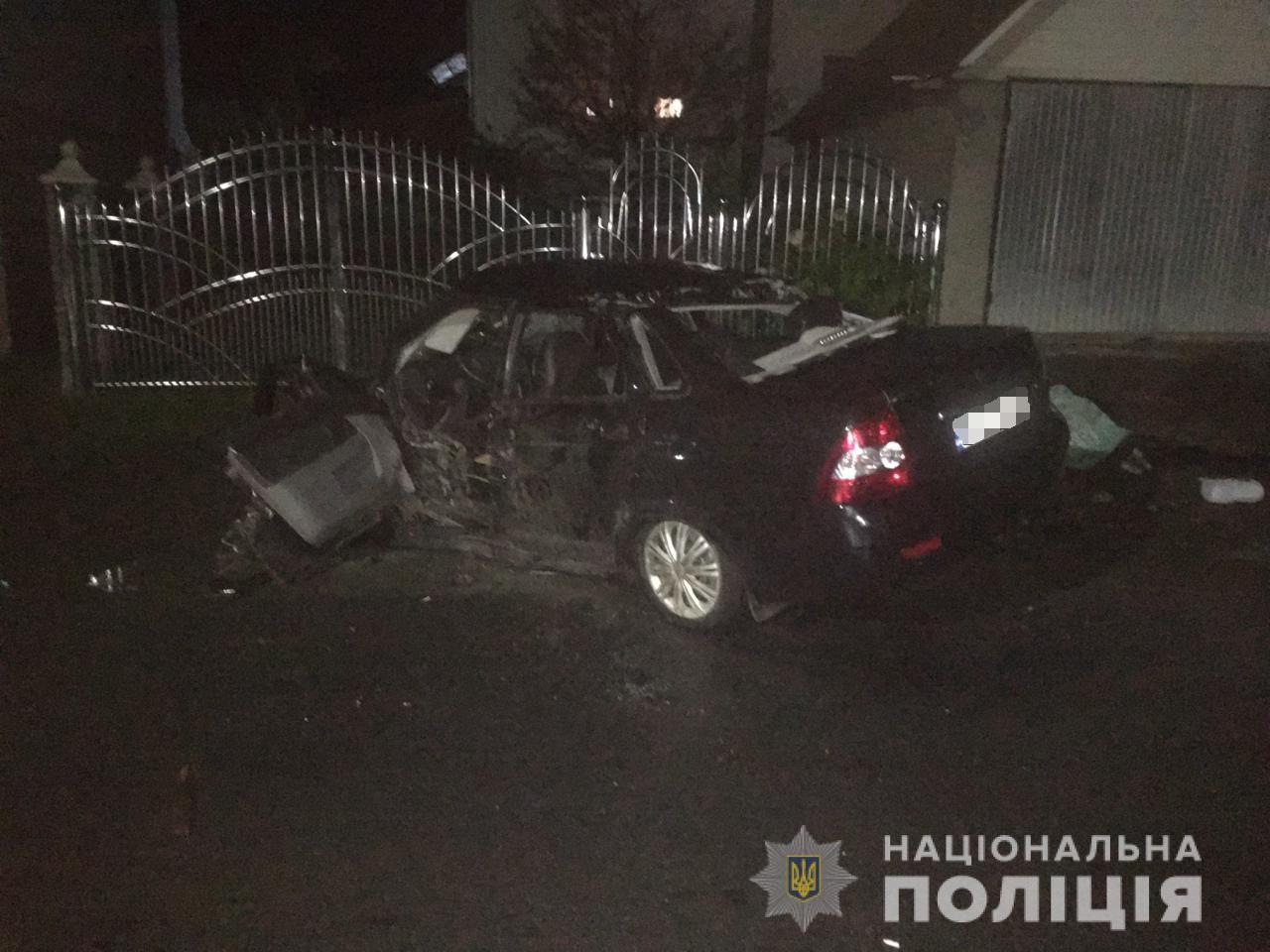 На Тячівщині ВАЗ зіткнувся із бетонним відбійником і перекинувся на дах, загинула пасажирка