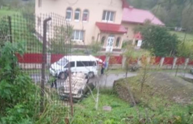 На Іршавщині авто злетіло з дороги та перекинулося (ФОТО)