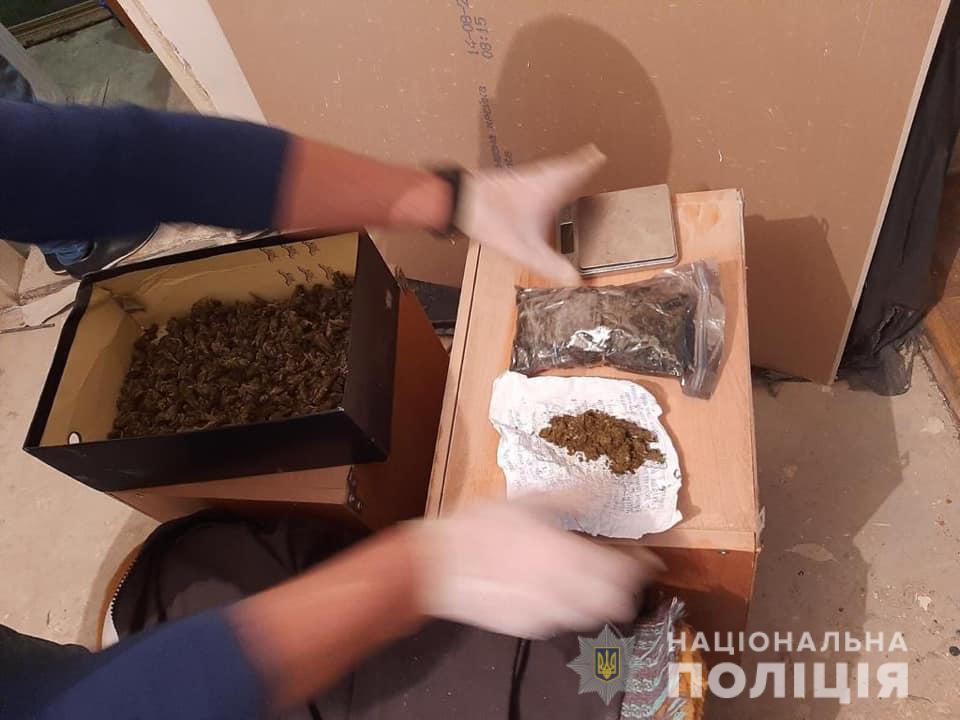 Під час обшуку в будинку у Мукачеві знайшли кілограм марихуани (ФОТО)