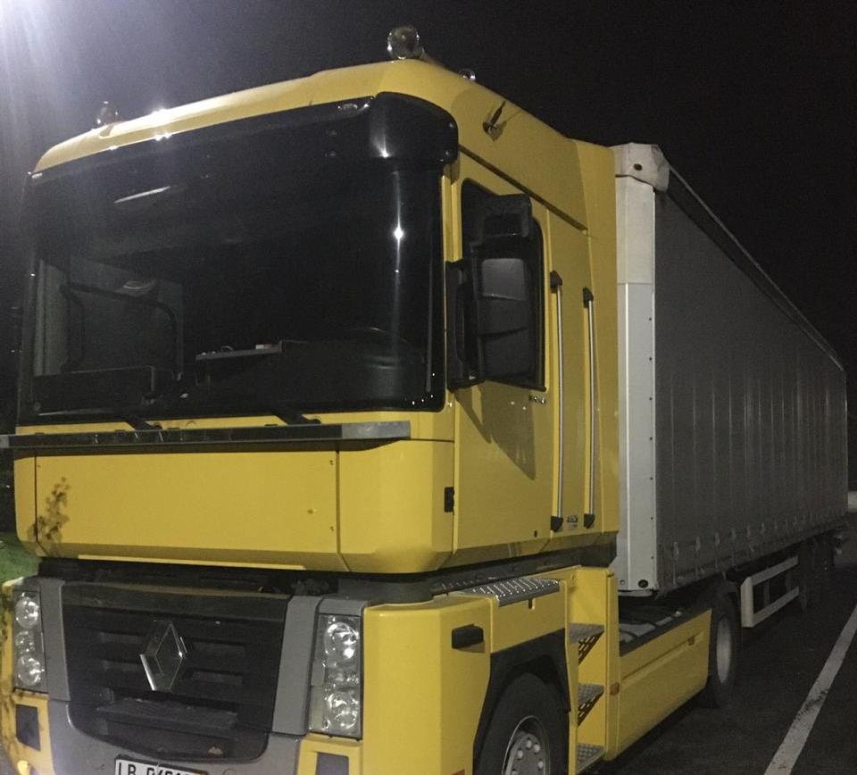 Через фальшиві документи перевізник втратив на митниці на Закарпатті вантажівку вартістю понад 300 тис грн (ФОТО)