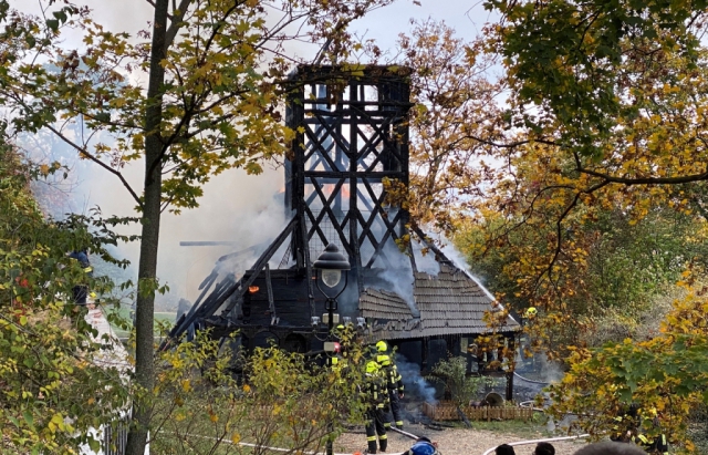 У Празі згоріла дерев'яна церква, привезена з закарпатських Медведівців (ФОТО, ВІДЕО)