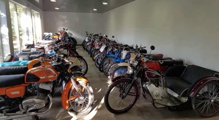 Мешканець Берегова зібрав одну з найбільших в країні колекцій мопедів і мотоциклів (ВІДЕО)