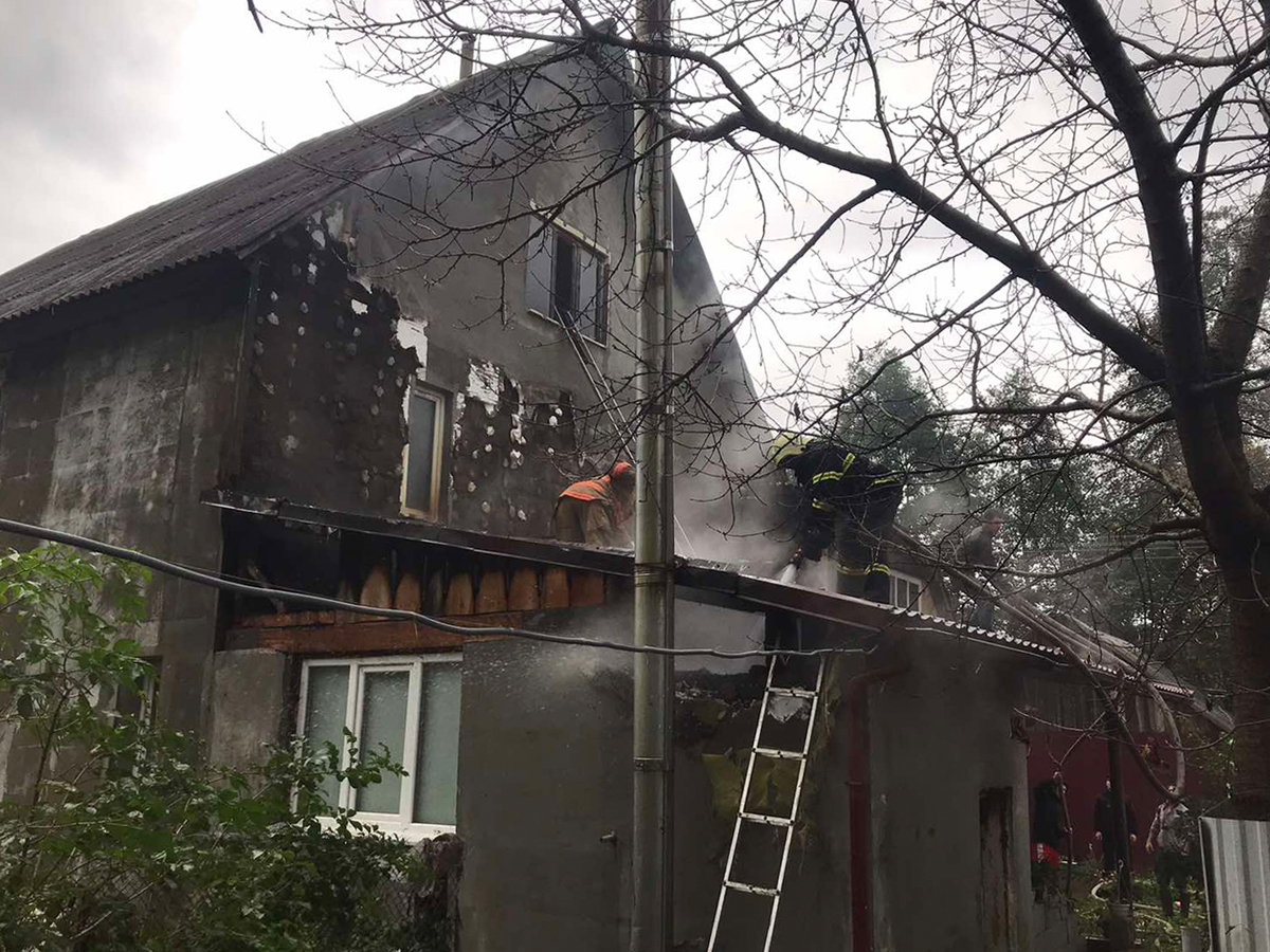Пожежа в котельні на Міжгірщині ледь не знищила сусідній житловий будинок (ФОТО)