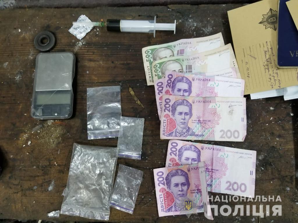 На Тячівщині вночі затримали чоловіка, що прийшов на зустріч продати наркотики (ФОТО)
