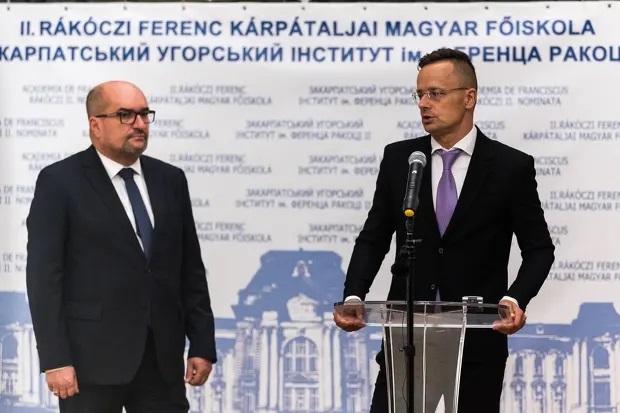 Глава МЗС Угорщини у день виборів в Україні закликав підтримати одну з партій і чинного мера Берегова
