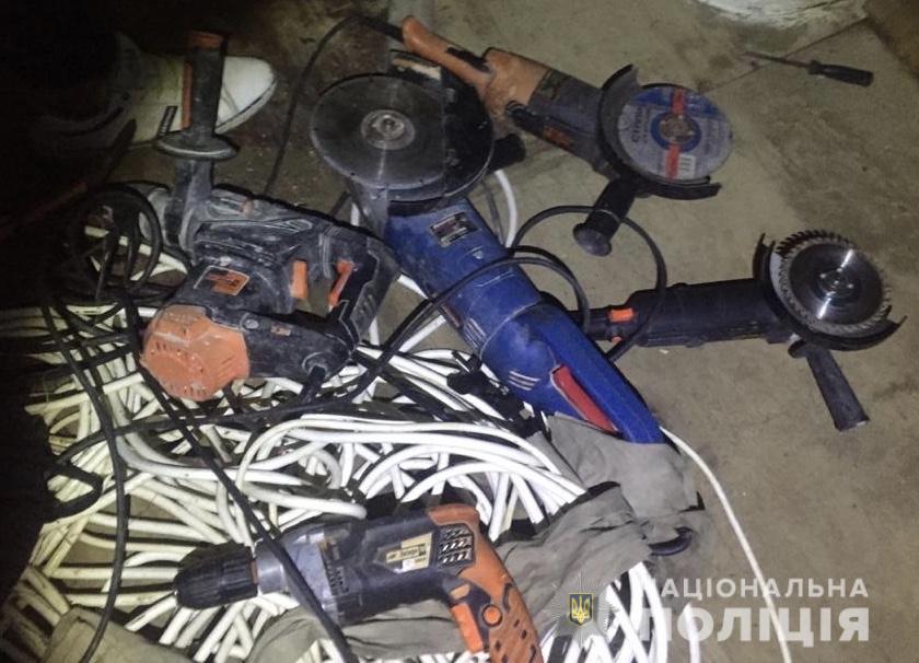 Два раніше судимих за майнові та наркозлочини викрали з гаража у Баранинцях електроінструменти (ФОТО)