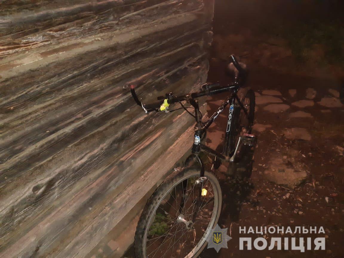 На Великоберезнянщині розшукали водія, що збив велосипедиста й утік 