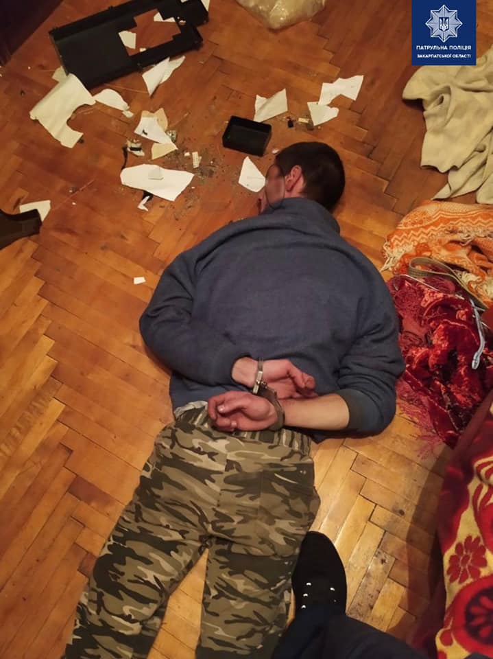 У Мукачеві затримали агресивного чоловіка, який із сокирою в руках погрожував розправою власній матері (ФОТО)