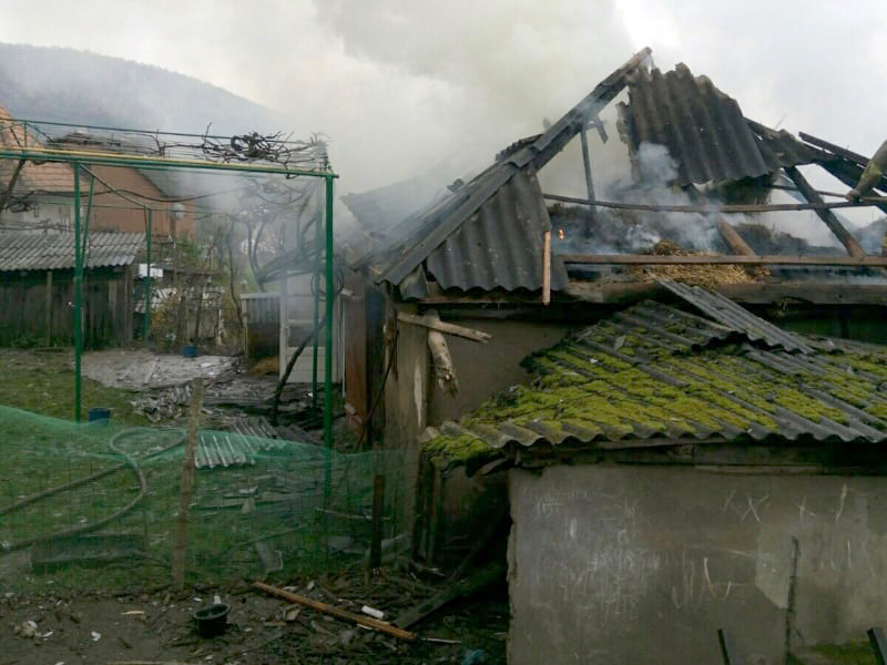 На Виноградівщині врятували від знищення вогнем будинок (ФОТО)
