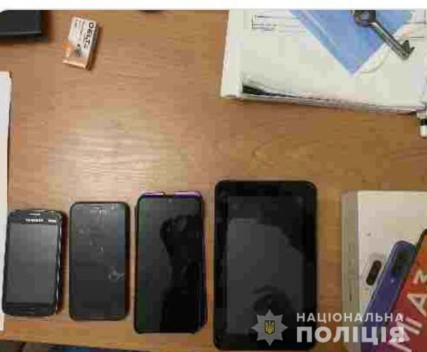 На Виноградівщині 11-ти та 14-річний школярі викрали з торгового центру планшети та мобільні телефони (ФОТО)