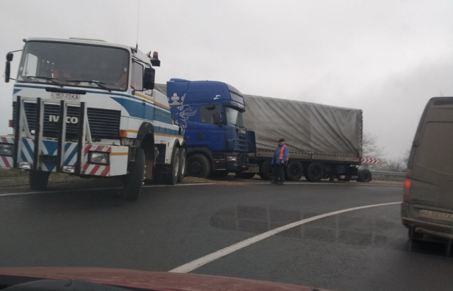 На Мукачівщині вантажівка з'їхала з дороги у відбійник (ФОТО)