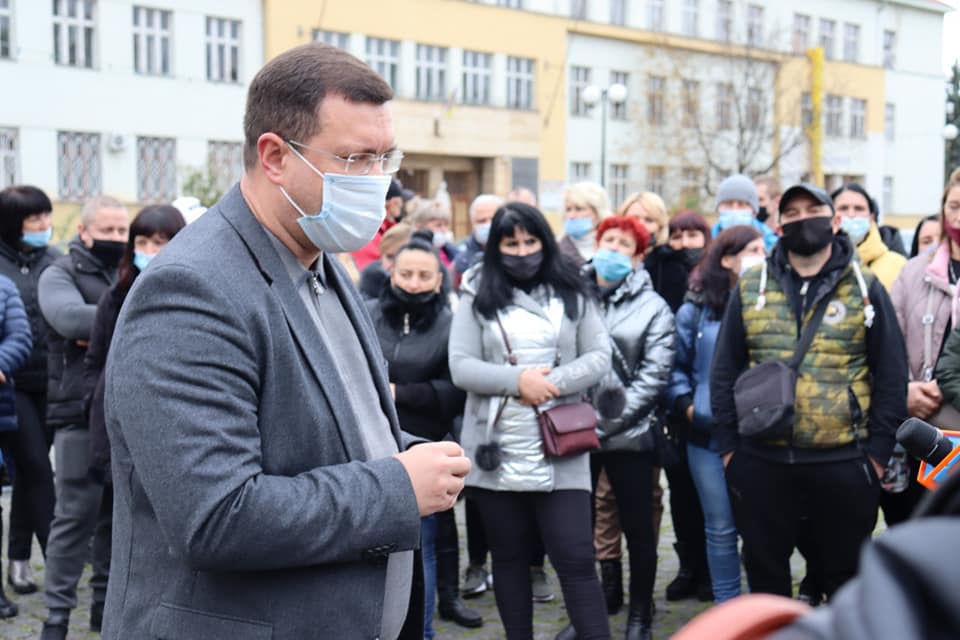 Підприємці, що працюють на ринках Ужгорода, протестували перед ОДА через введення обмежень "червоної" зони (ФОТО)