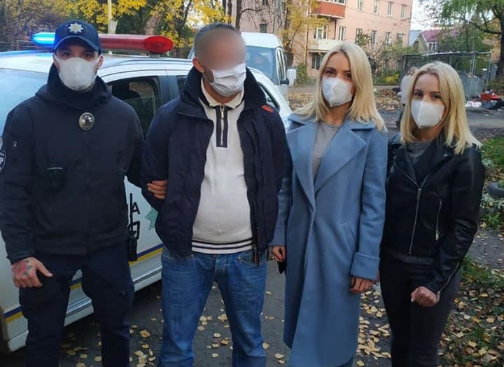В Ужгороді дві патрульні поза службою допомогли затримати грабіжника (ФОТО)