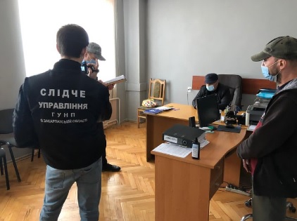 В Ужгороді відбулися масові обшуки у підозрюваних у скупці голосів на виборах мера 