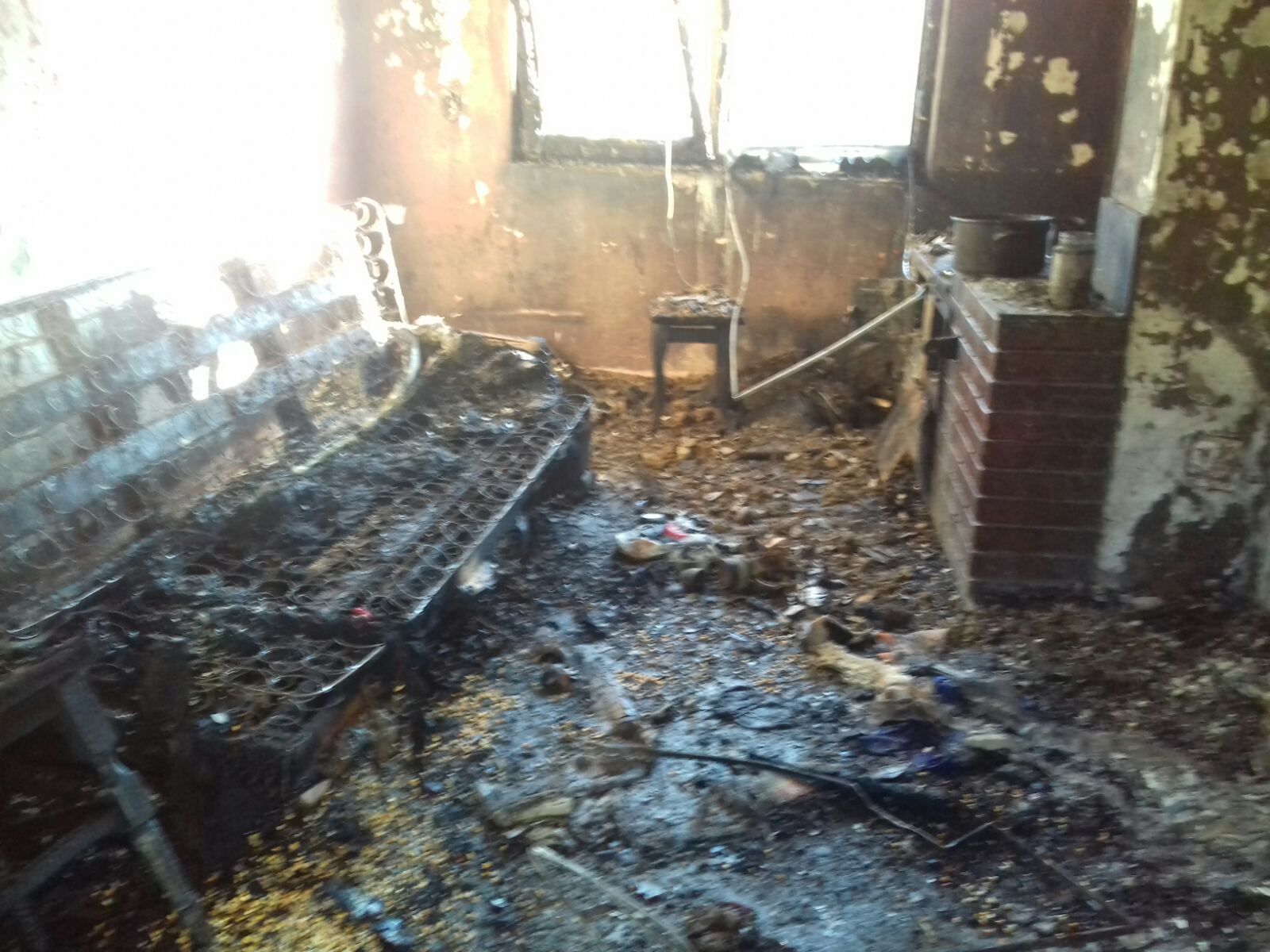 На Тячівщині гасили пожежу у будинку 85-річної пенсіонерки (ФОТО)