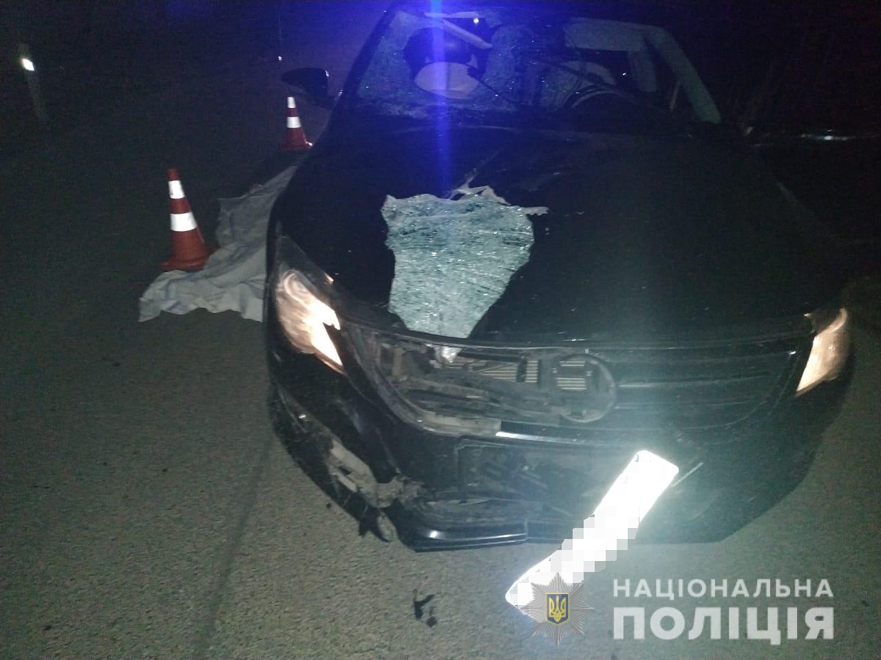 На Тячівщині водій Volkswagen-а смертельно наїхав на жінку, що вийшла з мікроавтобуса й переходила дорогу (ФОТО)