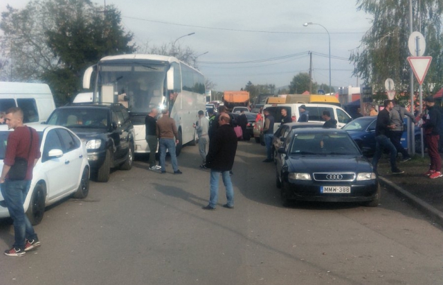 Через "жорсткість" угорських митників і прикордонників ПП "Лужанка" "заблоковано" транспортом