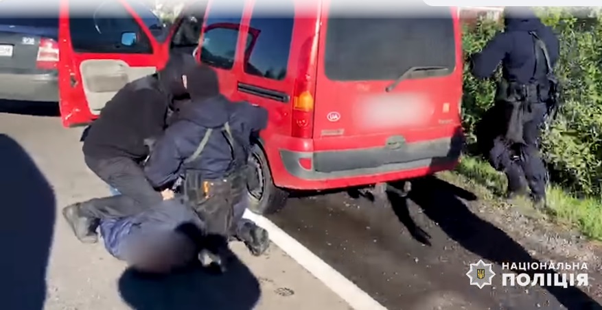 Поліцейські затримали злочинців, які за допомогою сканера обікрали автівку в Ужгороді (ФОТО, ВІДЕО)
