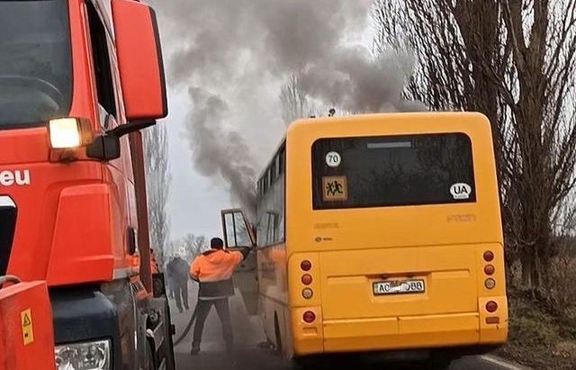 ФОТОФАКТ. У Виноградові на ходу загорівся шкільний автобус