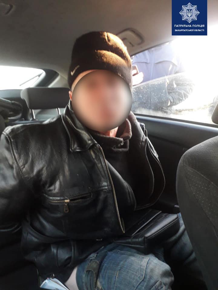 В Ужгороді на зупинці затримали чоловіка з ножами та сокирою (ФОТО)