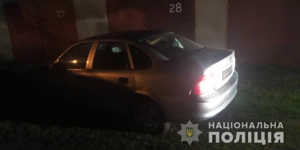 В Ужгороді затримали чоловіка, який викрав чуже авто, вивізши його евакуатором (ФОТО)
