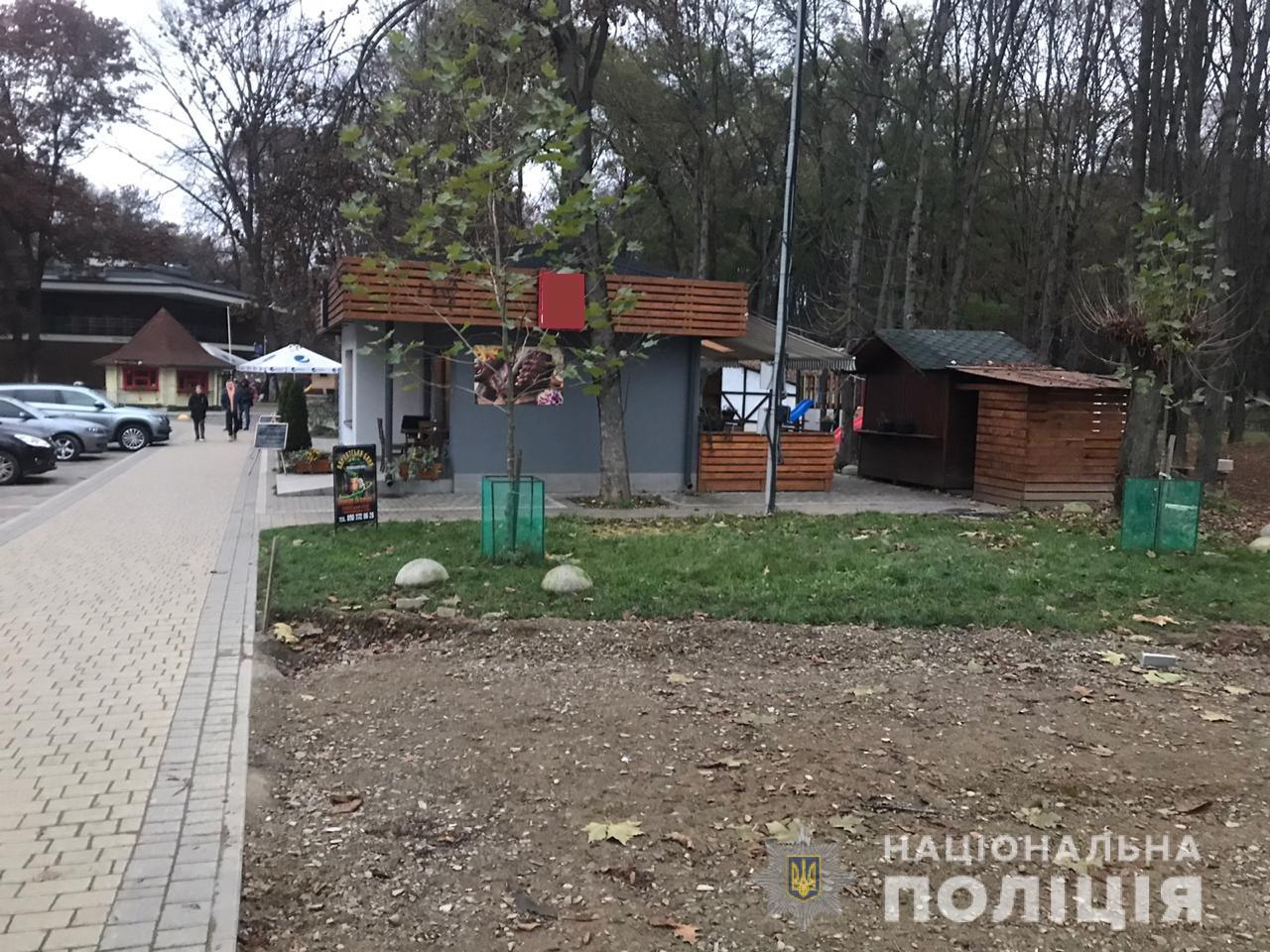 В Ужгороді за підозрою двох жінок у привласненні нерухомого майна у парку відкрито 5 кримінальних проваджень (ФОТО)