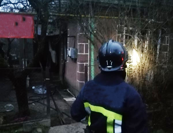 У Мукачеві чоловік, злякавшись пожежі у будинку, "сховався" від вогню у шафі (ФОТО)