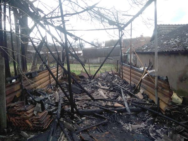 На Ужгородщині, прокинувшись уночі від дивних звуків, чоловік виявив охоплений полум'ям сарай (ФОТО)
