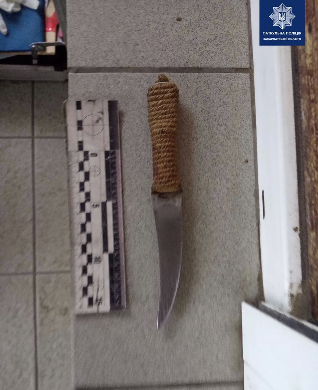 В Ужгороді затримали неадекватного чоловіка, що погрожував перехожим ножем (ФОТО)