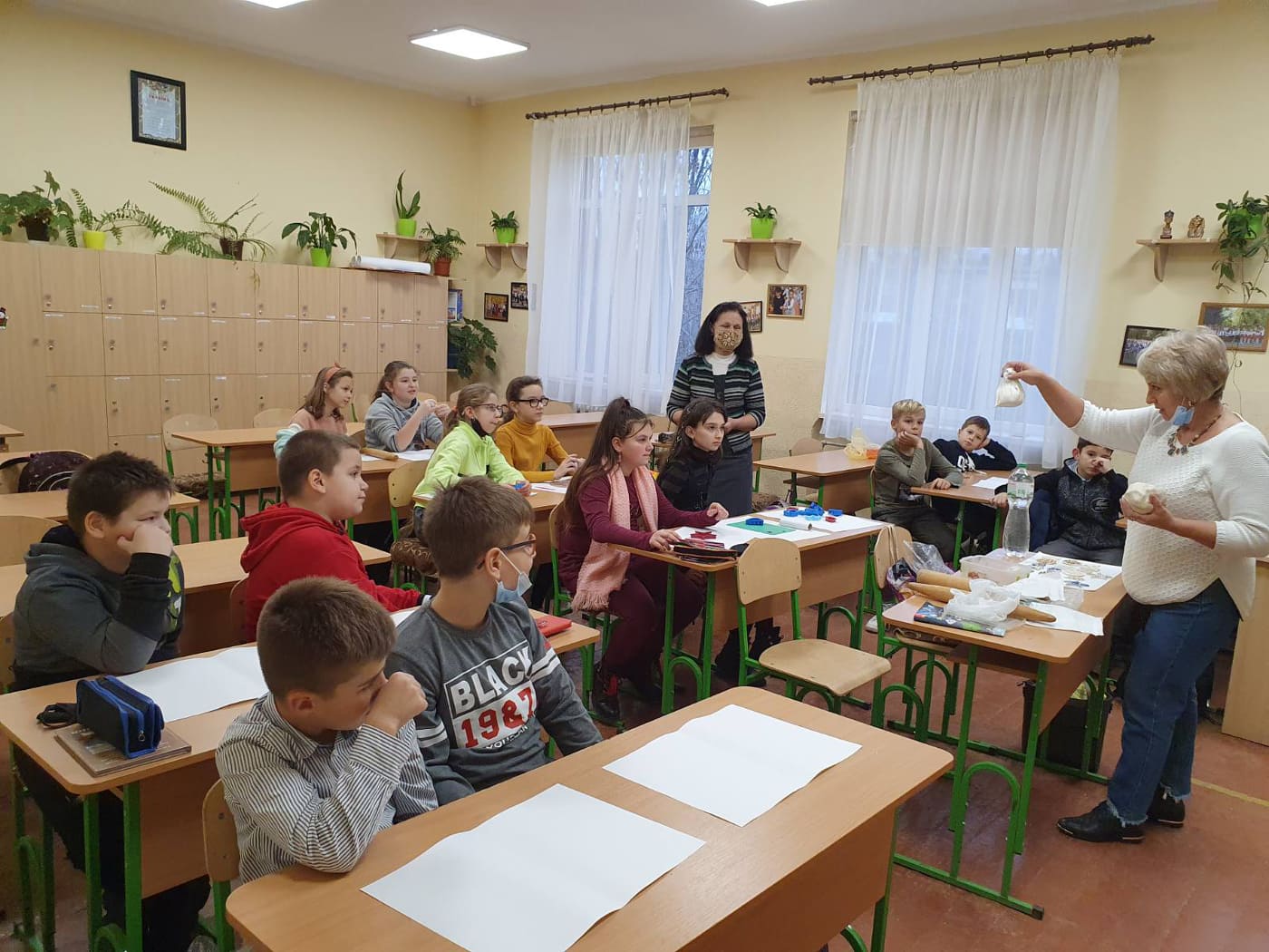 В Ужгороді для школярів провели майстер-клас із виготовлення новорічних прикрас із соленого тіста